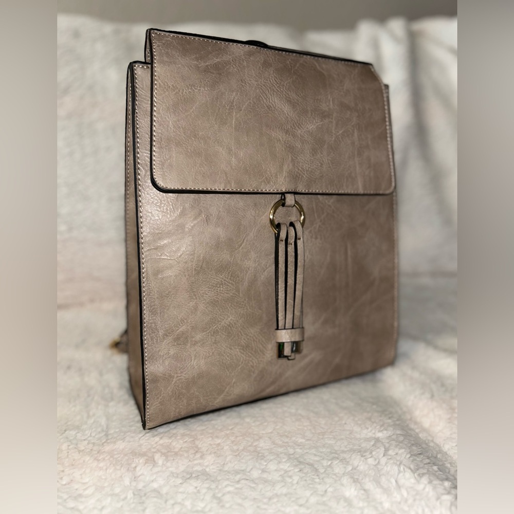 Jen & Co Women’s Grey Distressed Backpack
